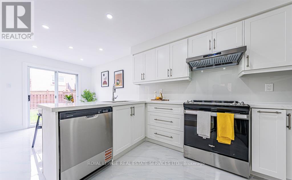 4797 Rosebush Road, Mississauga, ON - Indoor Photo Showing Kitchen With Upgraded Kitchen