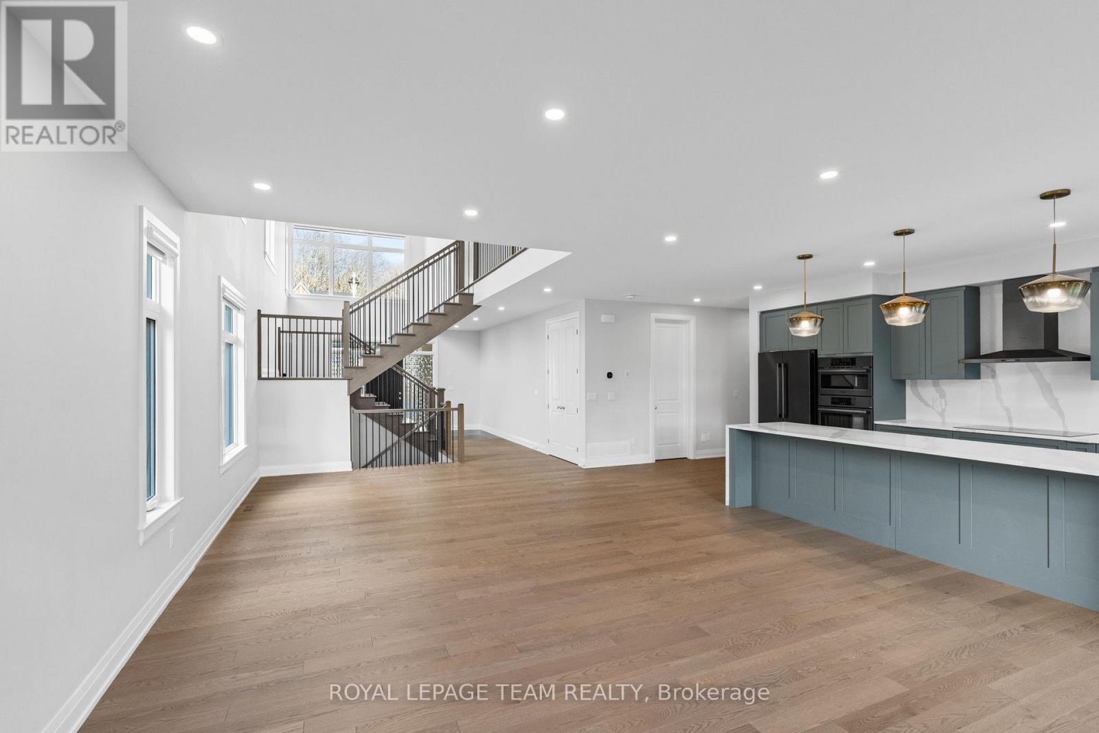Living Room - 200 Ketchikan Crescent, Ottawa, ON - Indoor Photo Showing Kitchen With Upgraded Kitchen
