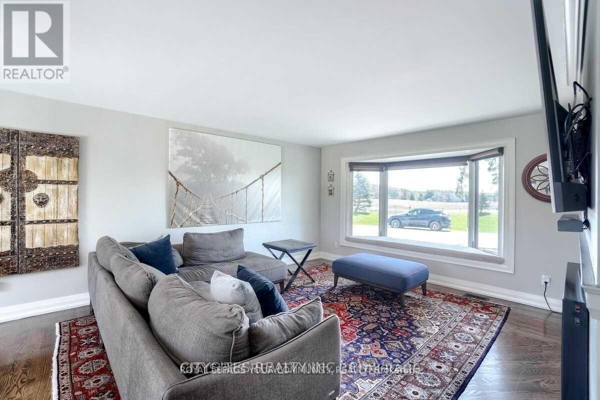 5890 15Th Side Road, King, ON - Indoor Photo Showing Living Room