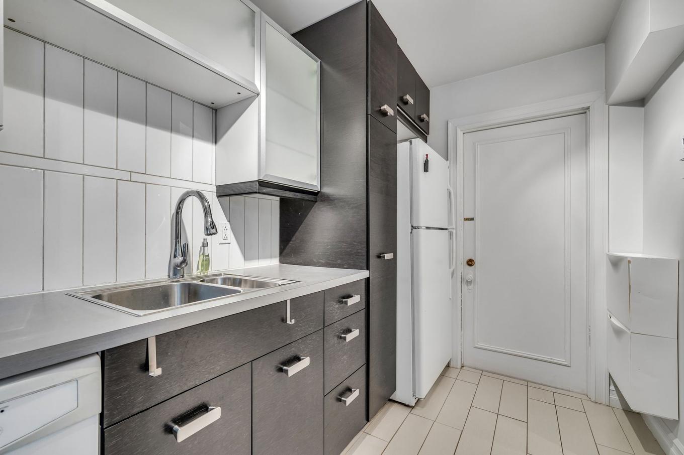 Cuisine - 12-370 Ch. Ste-Foy, Québec (La Cité-Limoilou), QC - Indoor Photo Showing Kitchen With Double Sink