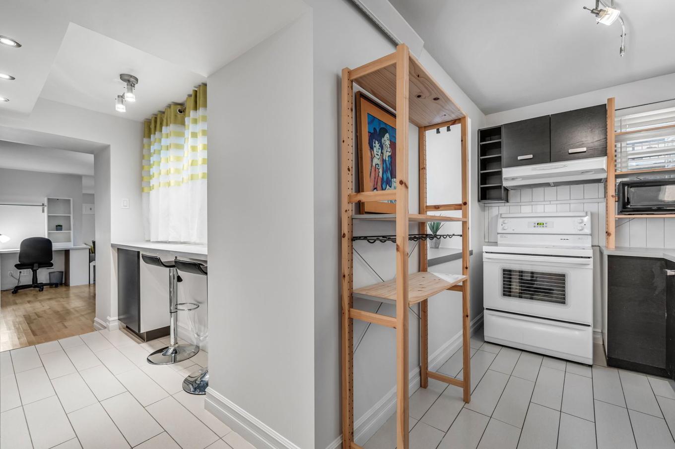 Cuisine - 12-370 Ch. Ste-Foy, Québec (La Cité-Limoilou), QC - Indoor Photo Showing Kitchen