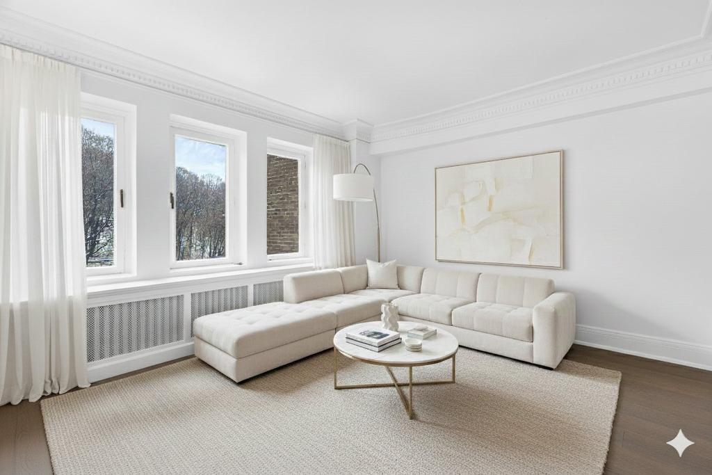 Living room - C72-3940 Ch. De La Côte-Des-Neiges, Montréal (Ville-Marie), QC - Indoor Photo Showing Living Room