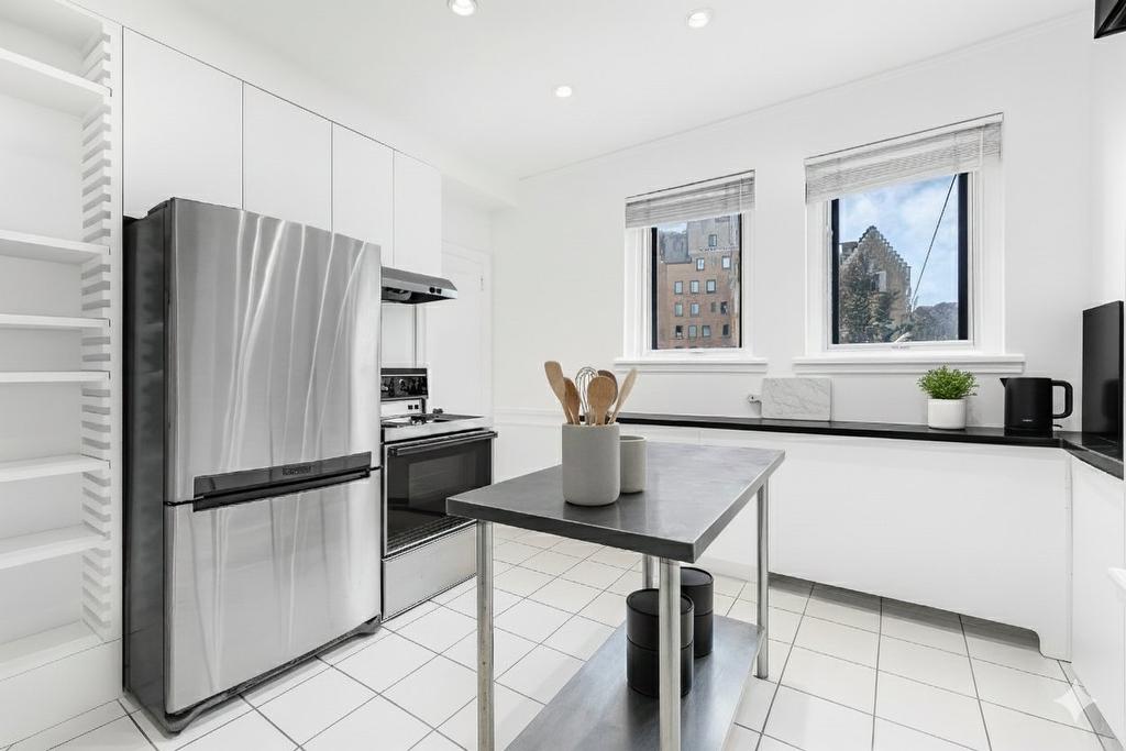 Kitchen - C72-3940 Ch. De La Côte-Des-Neiges, Montréal (Ville-Marie), QC - Indoor Photo Showing Kitchen