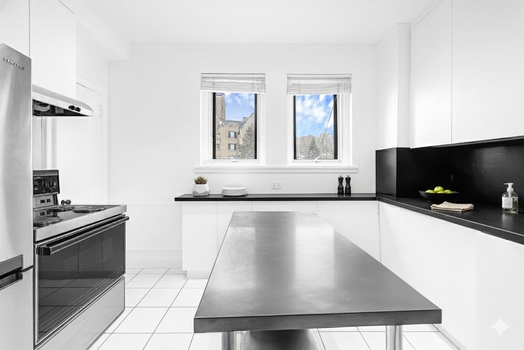 Kitchen - C72-3940 Ch. De La Côte-Des-Neiges, Montréal (Ville-Marie), QC - Indoor Photo Showing Kitchen