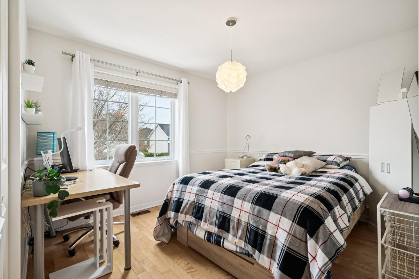 Bedroom - 35 Rue De Ségovie, Candiac, QC - Indoor Photo Showing Bedroom