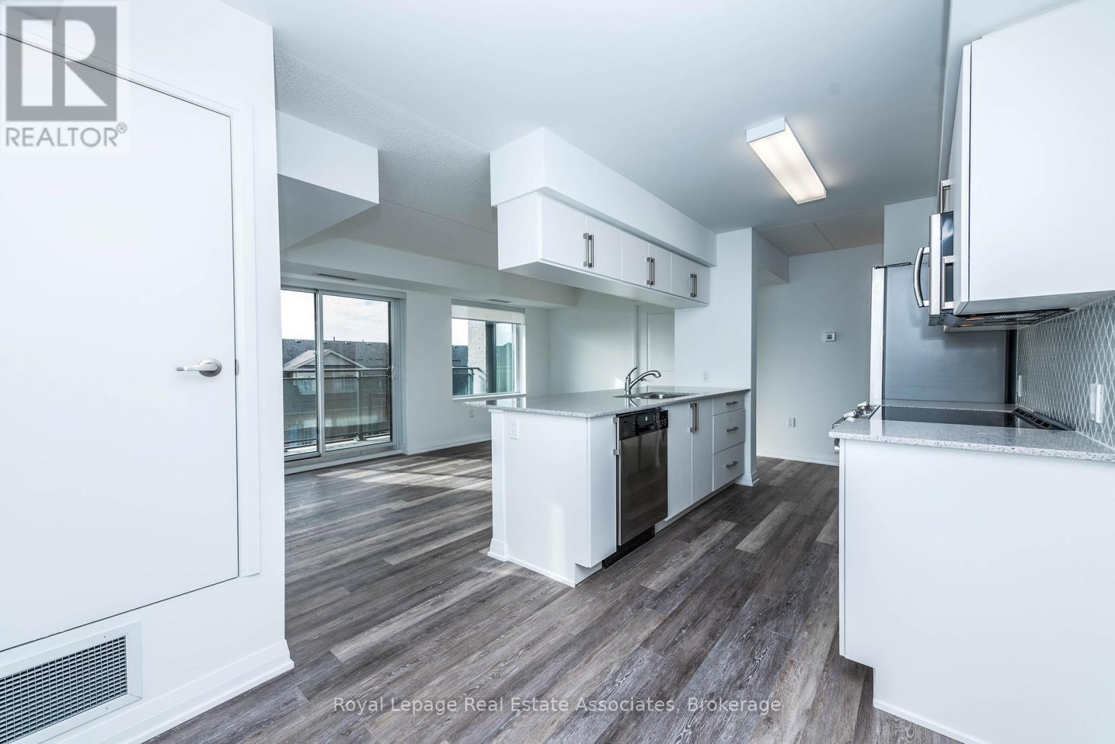 304 - 40 Via Rosedale Way, Brampton, ON - Indoor Photo Showing Kitchen