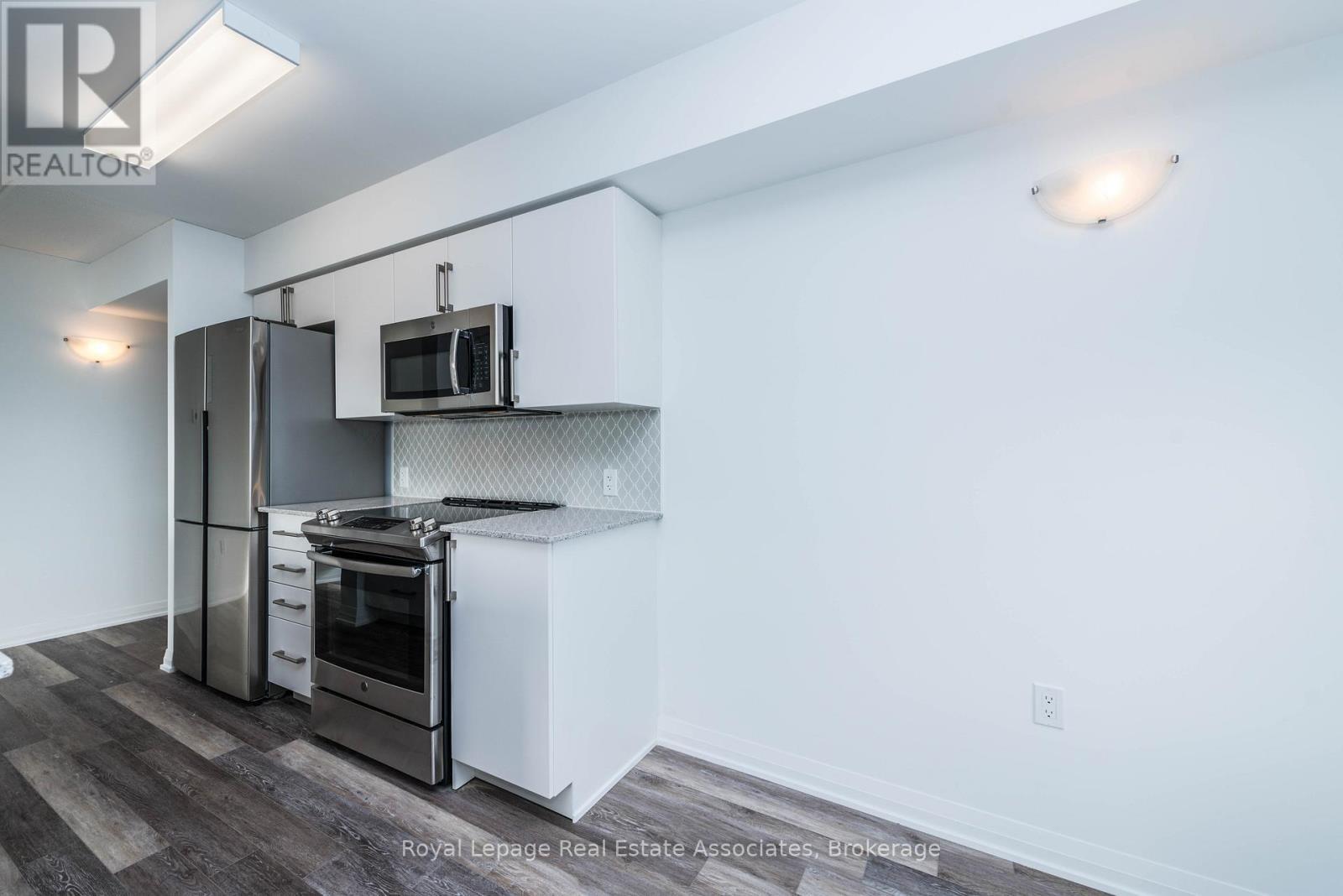 304 - 40 Via Rosedale Way, Brampton, ON - Indoor Photo Showing Kitchen