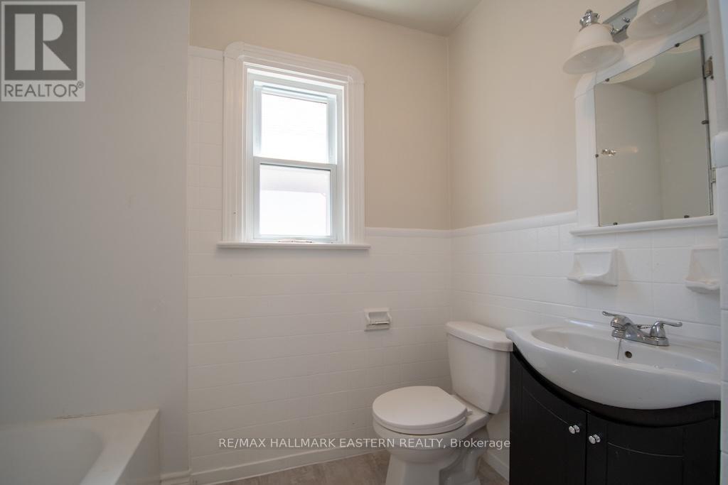 760 Chemong Road, Peterborough (Northcrest Ward 5), ON - Indoor Photo Showing Bathroom