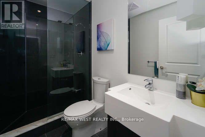 4002 - 8 The Esplanade, Toronto, ON - Indoor Photo Showing Bathroom