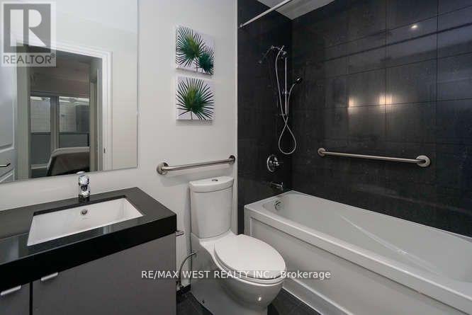 4002 - 8 The Esplanade, Toronto, ON - Indoor Photo Showing Bathroom