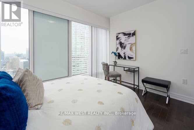 4002 - 8 The Esplanade, Toronto, ON - Indoor Photo Showing Bedroom