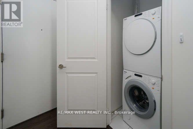 4002 - 8 The Esplanade, Toronto, ON - Indoor Photo Showing Laundry Room