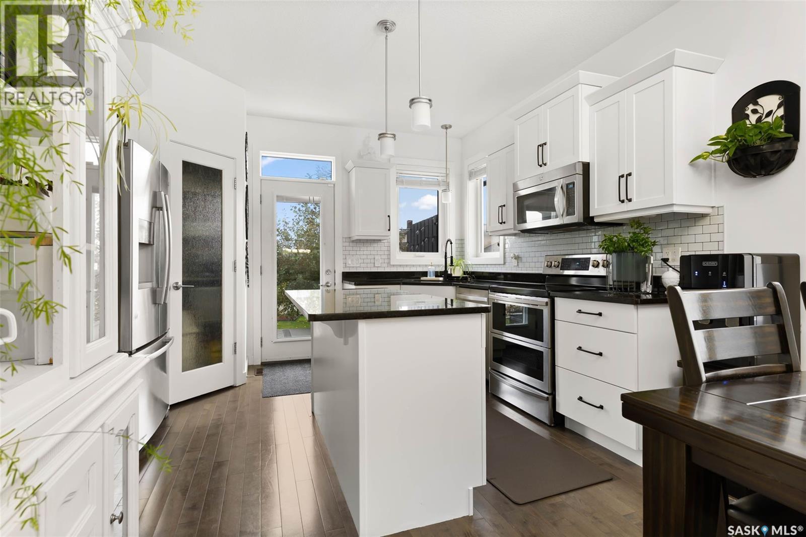 5061 Snowbirds Crescent, Regina, SK - Indoor Photo Showing Kitchen With Upgraded Kitchen