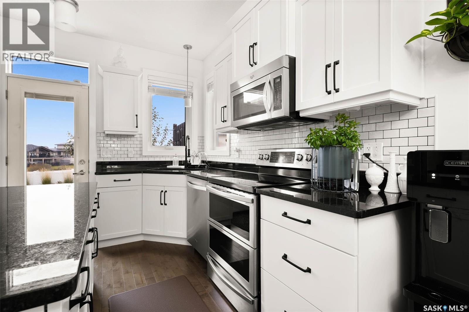 5061 Snowbirds Crescent, Regina, SK - Indoor Photo Showing Kitchen With Upgraded Kitchen