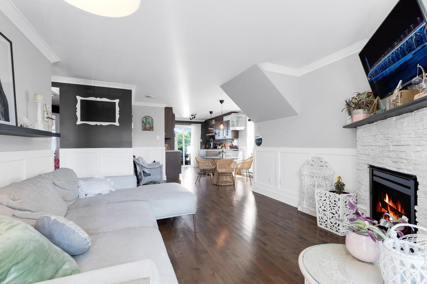 Salon - 18857 Rue Hubert-Aquin, Mirabel, QC - Indoor Photo Showing Living Room With Fireplace