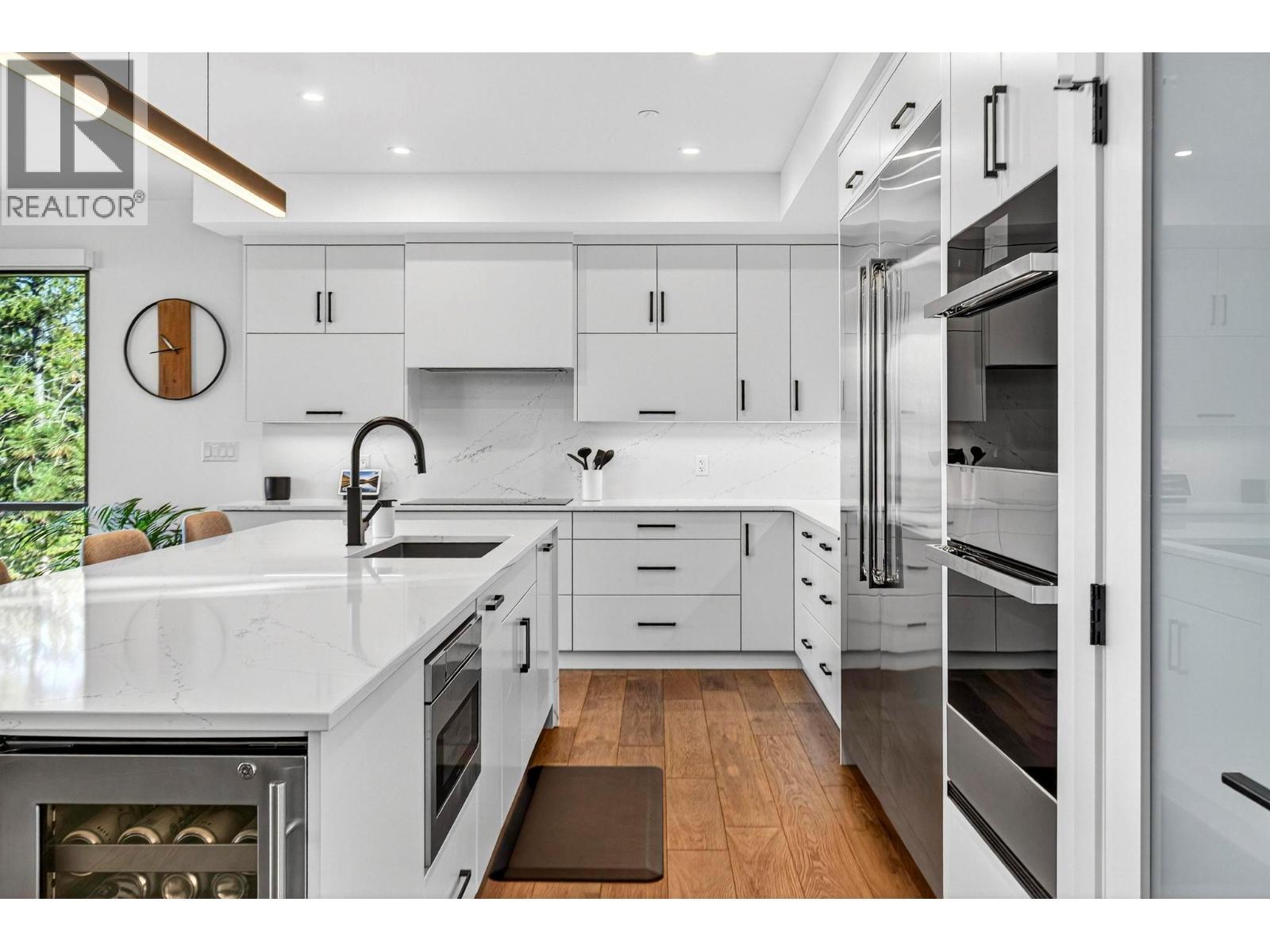 3434 Mckinley Beach Drive Unit# 408, Kelowna, BC - Indoor Photo Showing Kitchen With Upgraded Kitchen