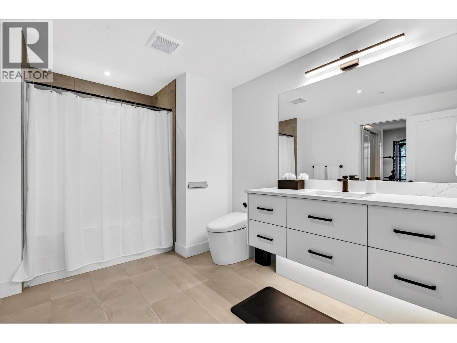 3434 Mckinley Beach Drive Unit# 408, Kelowna, BC - Indoor Photo Showing Bathroom