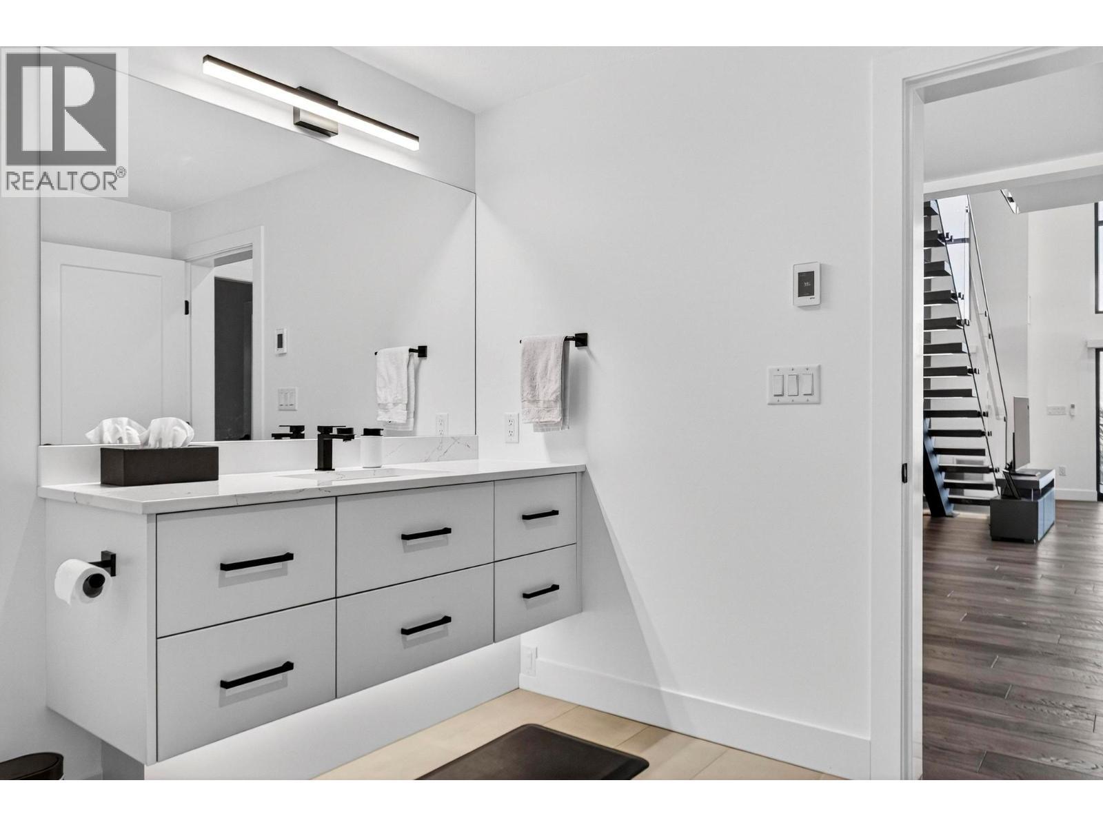 3434 Mckinley Beach Drive Unit# 408, Kelowna, BC - Indoor Photo Showing Bathroom