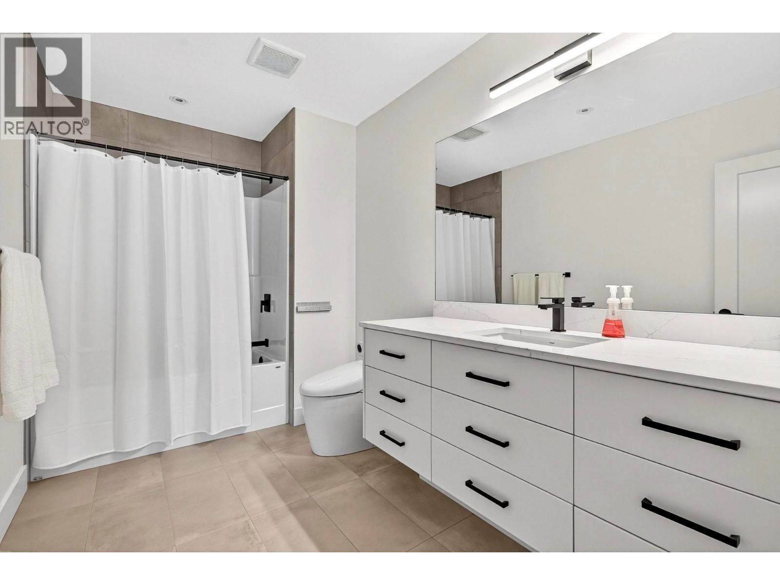 3434 Mckinley Beach Drive Unit# 408, Kelowna, BC - Indoor Photo Showing Bathroom