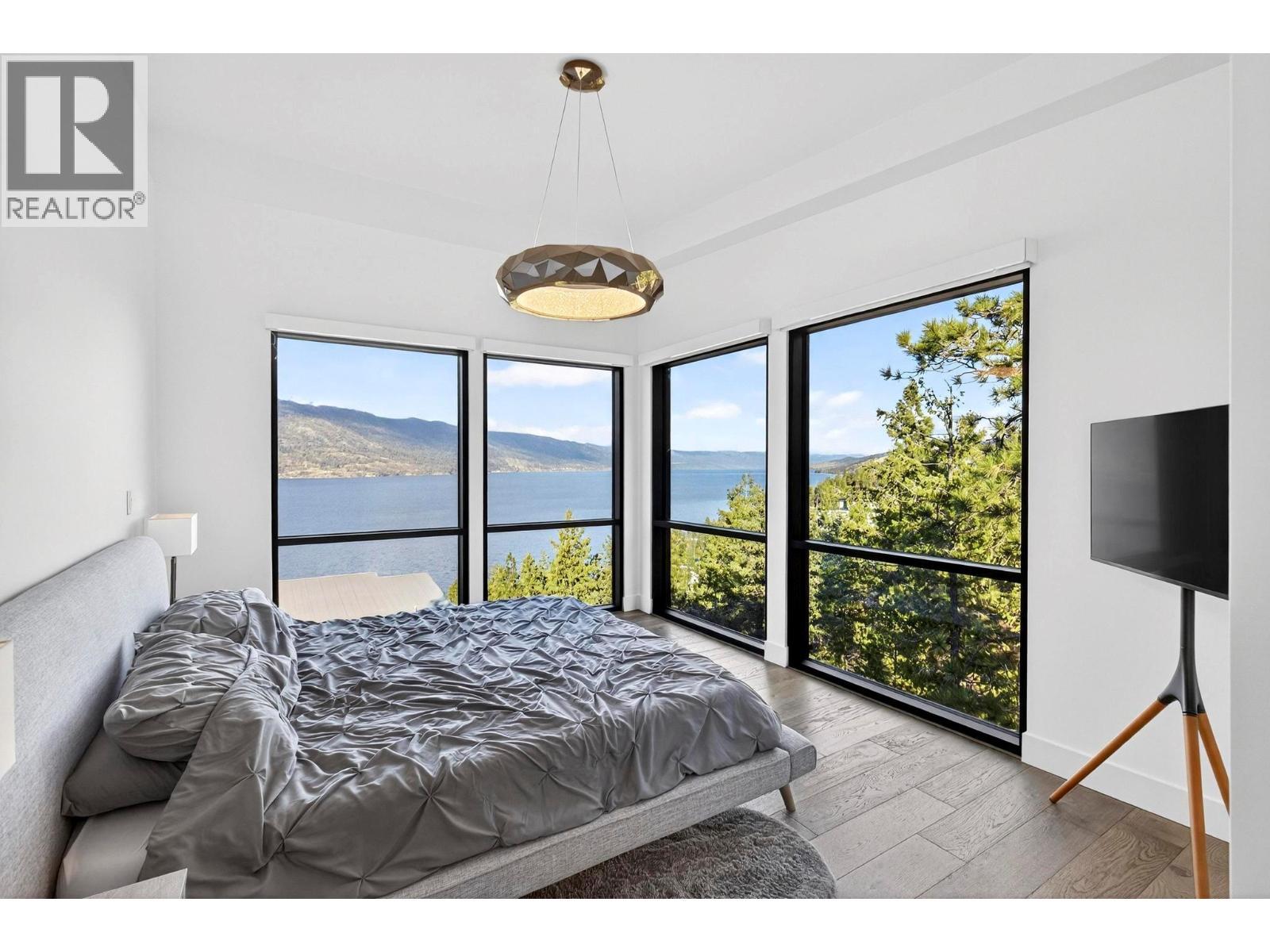 3434 Mckinley Beach Drive Unit# 408, Kelowna, BC - Indoor Photo Showing Bedroom