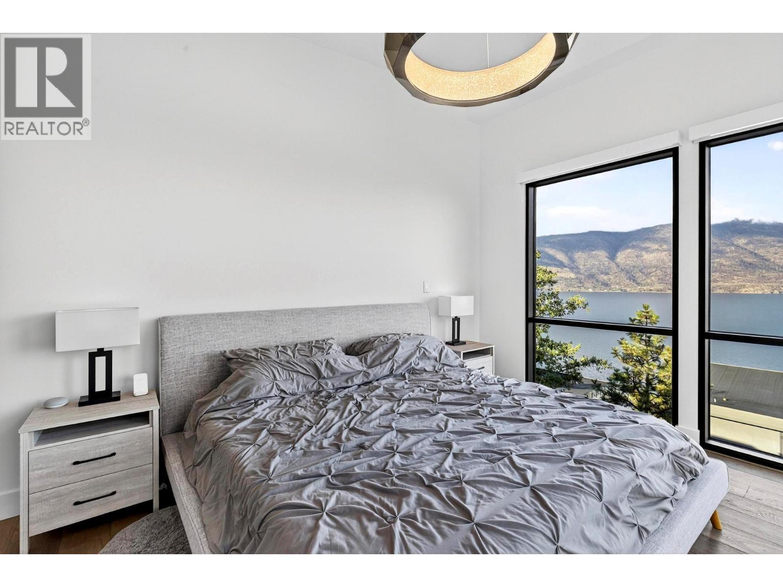 3434 Mckinley Beach Drive Unit# 408, Kelowna, BC - Indoor Photo Showing Bedroom