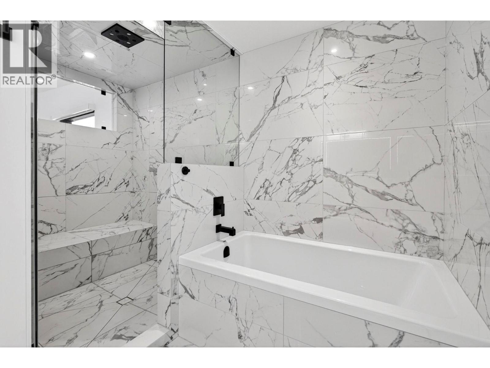 3434 Mckinley Beach Drive Unit# 408, Kelowna, BC - Indoor Photo Showing Bathroom