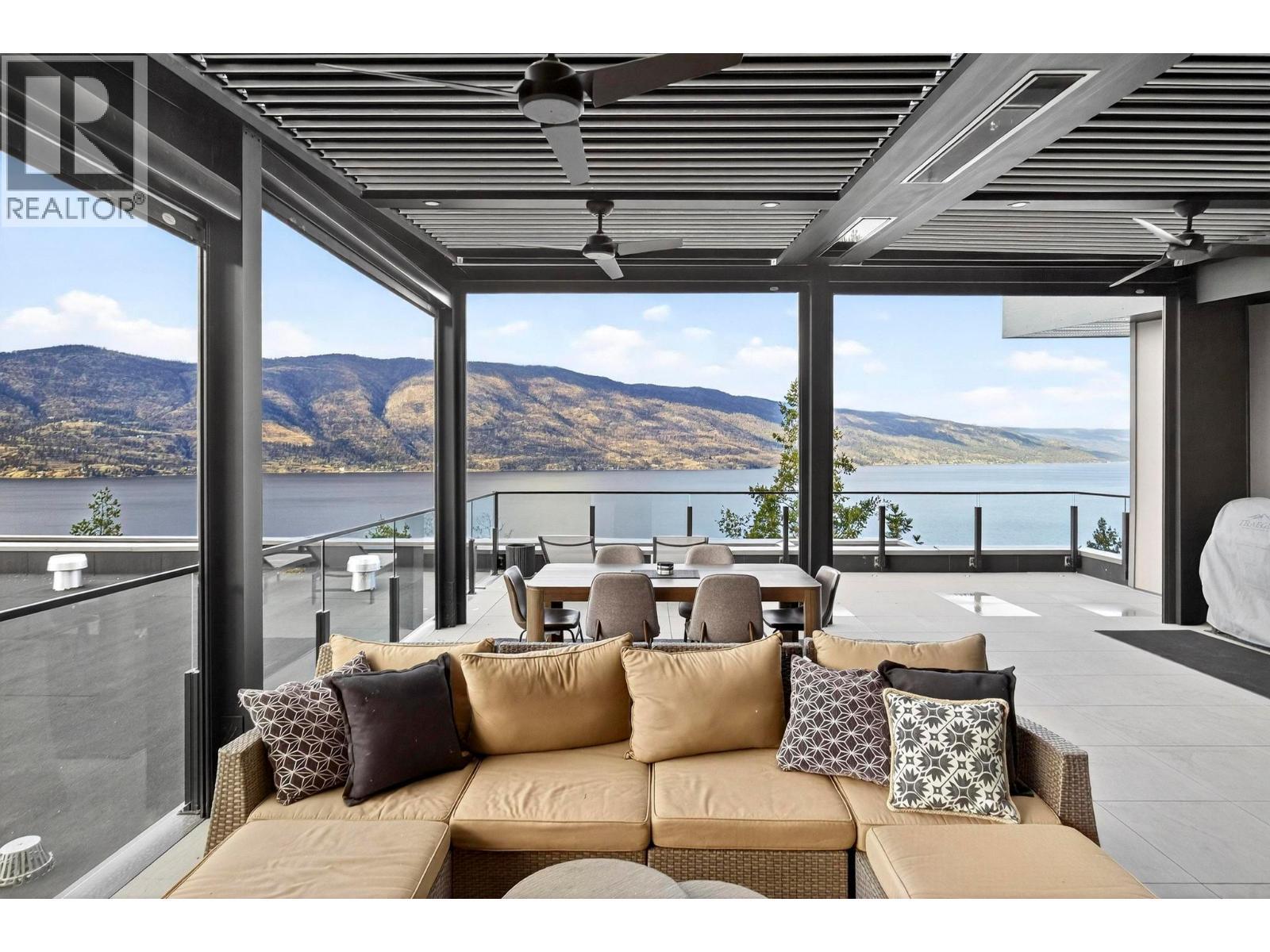 3434 Mckinley Beach Drive Unit# 408, Kelowna, BC - Indoor Photo Showing Living Room With Body Of Water