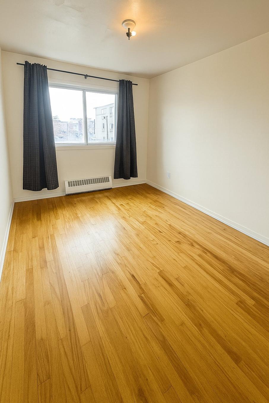 Chambre à coucher - 9-7415 Av. Bloomfield, Montréal (Villeray/Saint-Michel/Parc-Extension), QC - Indoor Photo Showing Other Room