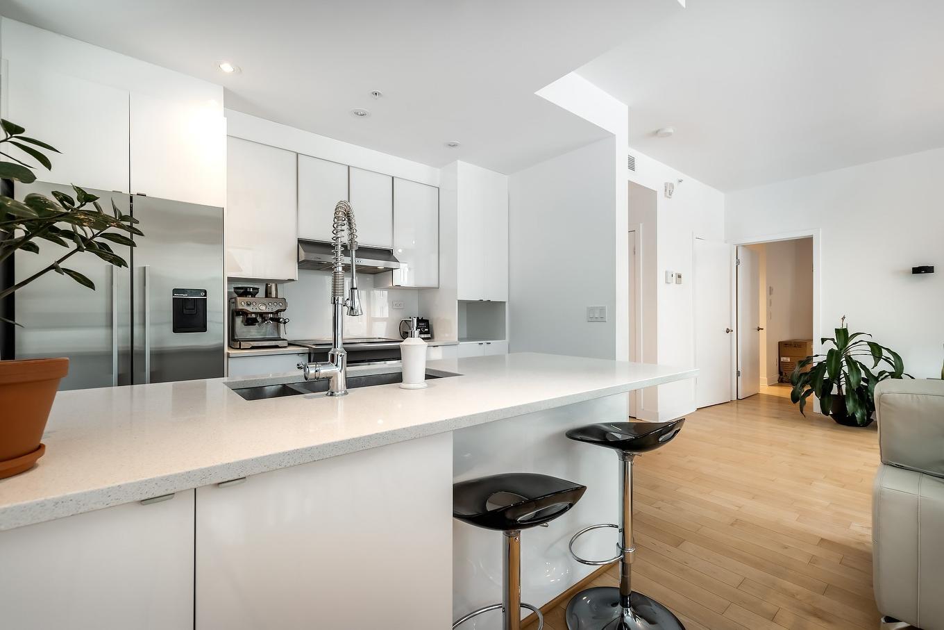 Cuisine - 211-7317 Av. Victoria, Montréal (Côte-Des-Neiges/Notre-Dame-De-Grâce), QC - Indoor Photo Showing Kitchen With Upgraded Kitchen