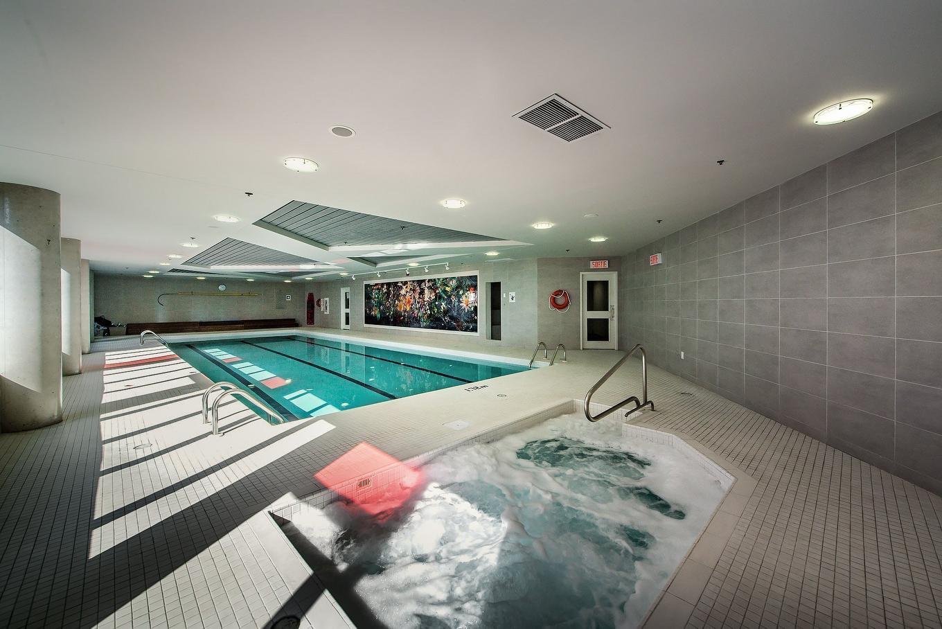 Piscine - 211-7317 Av. Victoria, Montréal (Côte-Des-Neiges/Notre-Dame-De-Grâce), QC - Indoor Photo Showing Other Room With In Ground Pool