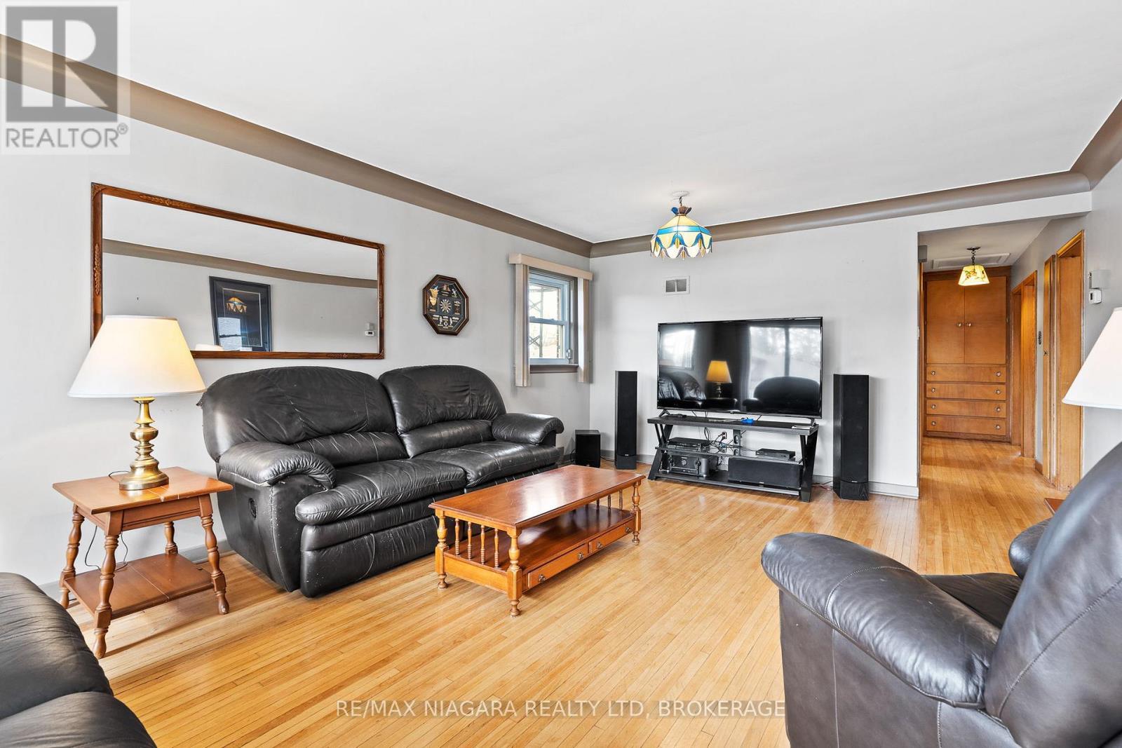 7 South Crescent, Port Colborne (Sugarloaf), ON - Indoor Photo Showing Living Room
