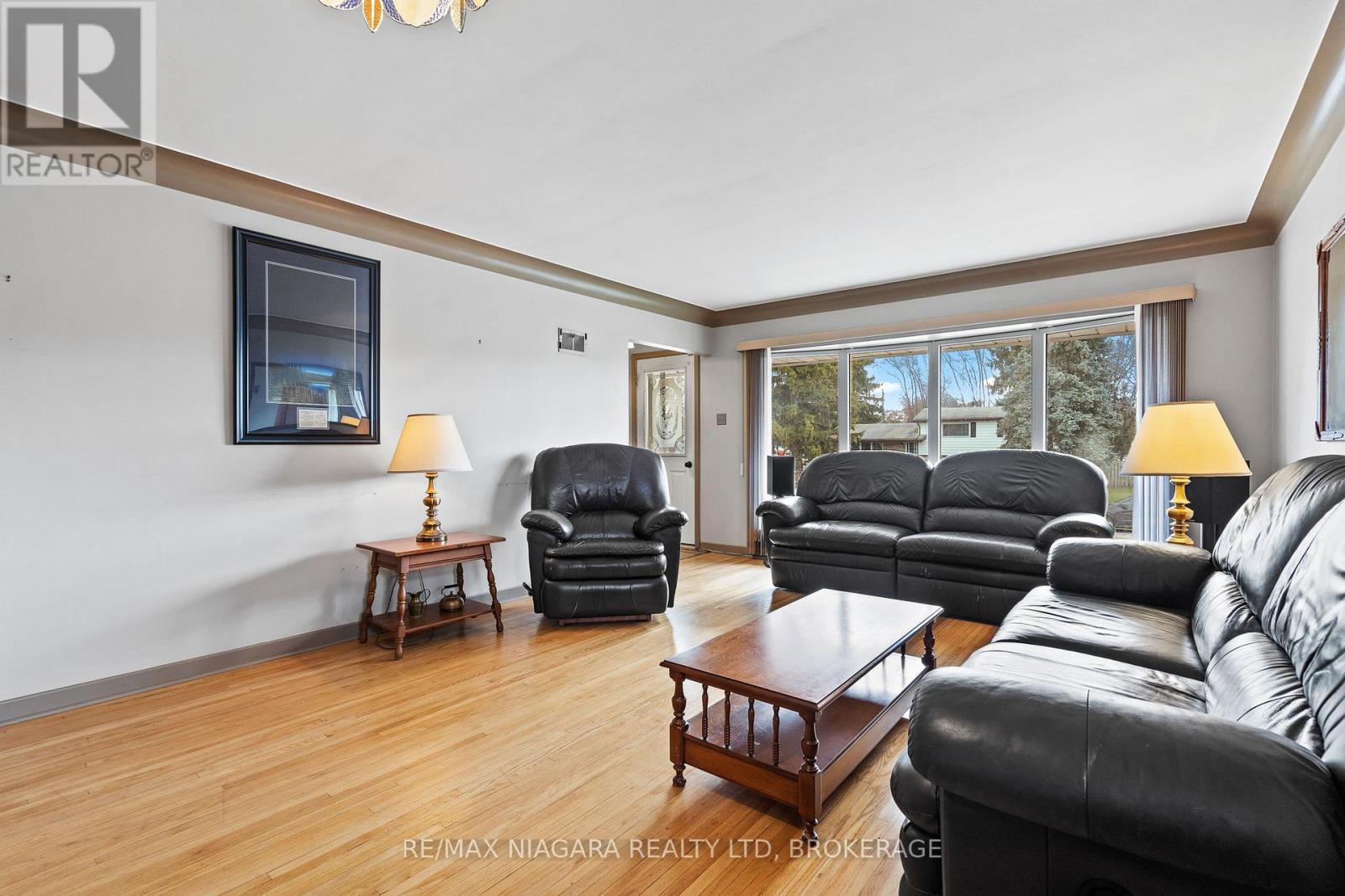 7 South Crescent, Port Colborne (Sugarloaf), ON - Indoor Photo Showing Living Room