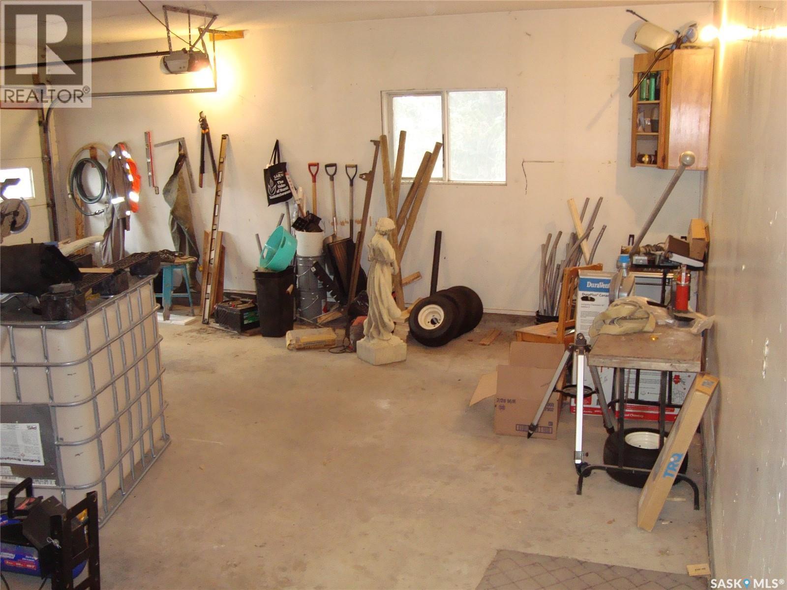 105 4Th Avenue W, Kyle, SK - Indoor