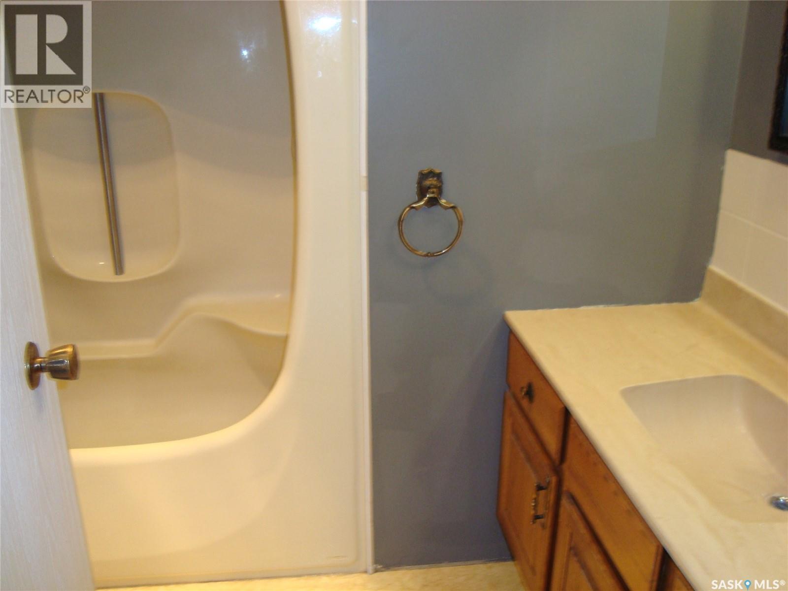 105 4Th Avenue W, Kyle, SK - Indoor Photo Showing Bathroom