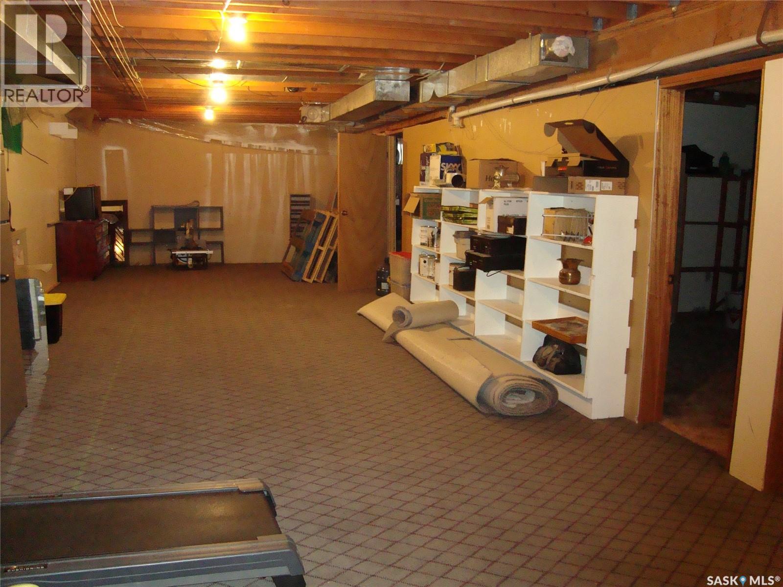 105 4Th Avenue W, Kyle, SK - Indoor