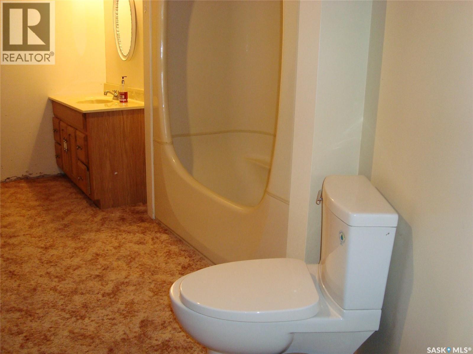 105 4Th Avenue W, Kyle, SK - Indoor Photo Showing Bathroom
