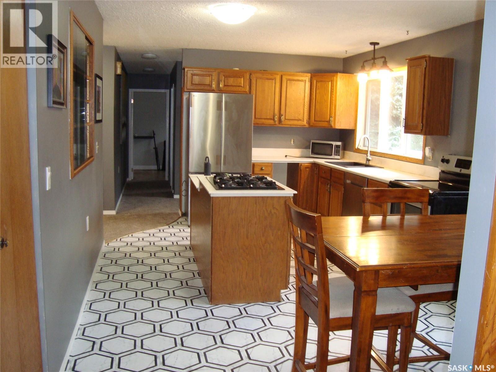 105 4Th Avenue W, Kyle, SK - Indoor