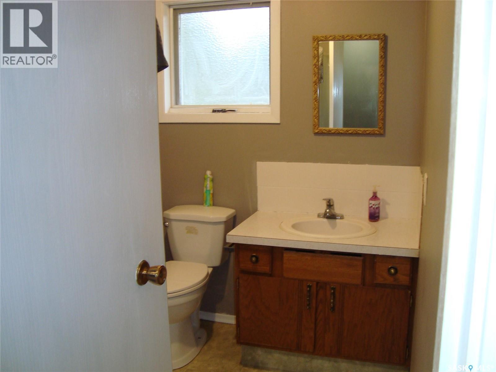 105 4Th Avenue W, Kyle, SK - Indoor Photo Showing Bathroom