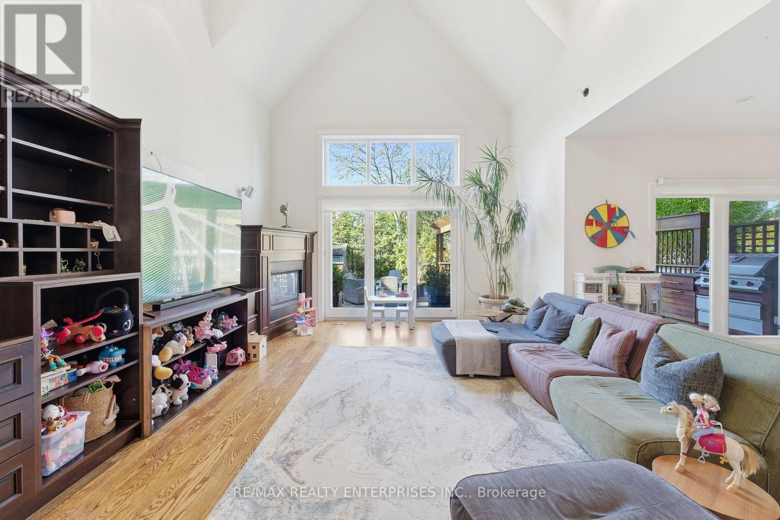 93 Cumberland Drive, Mississauga, ON - Indoor Photo Showing Living Room