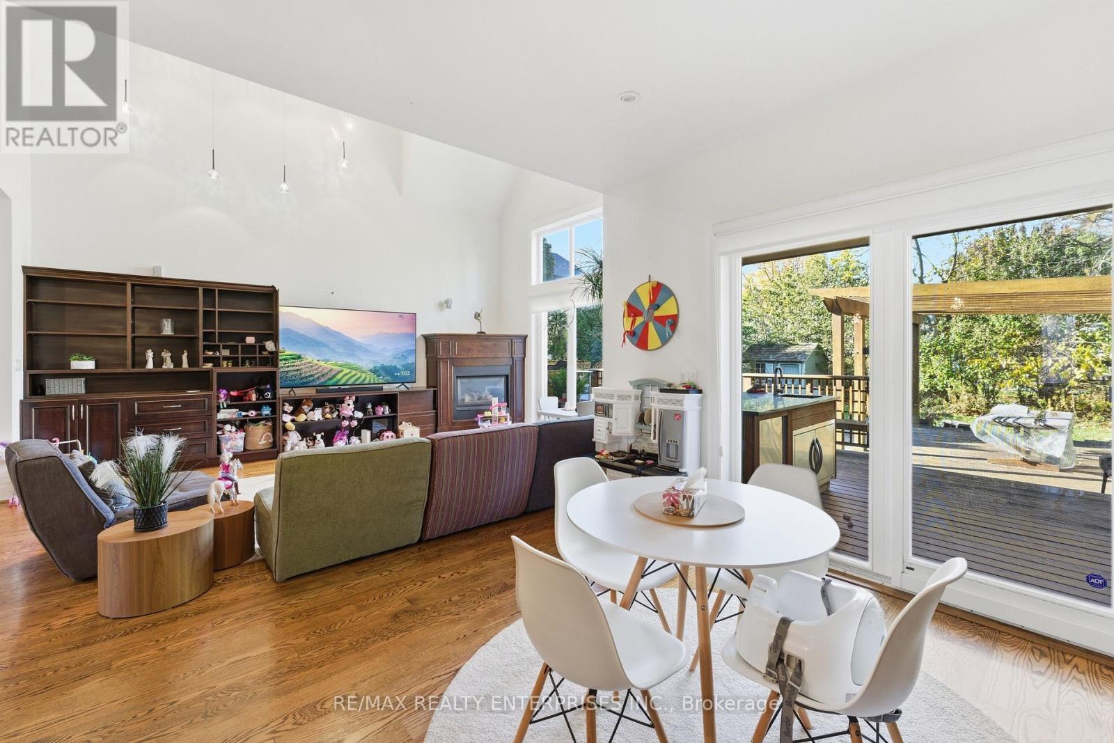 93 Cumberland Drive, Mississauga, ON - Indoor With Fireplace