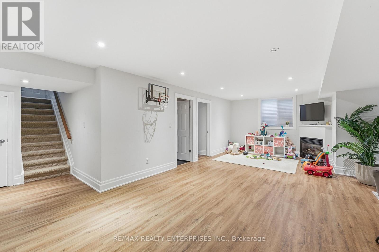 93 Cumberland Drive, Mississauga, ON - Indoor With Fireplace