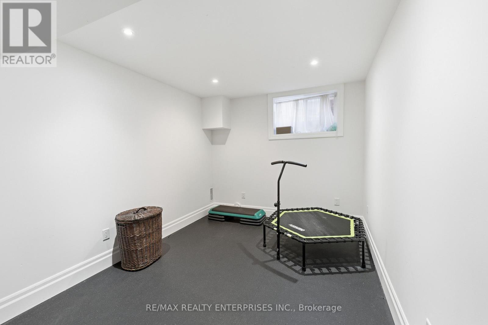 93 Cumberland Drive, Mississauga, ON - Indoor Photo Showing Other Room