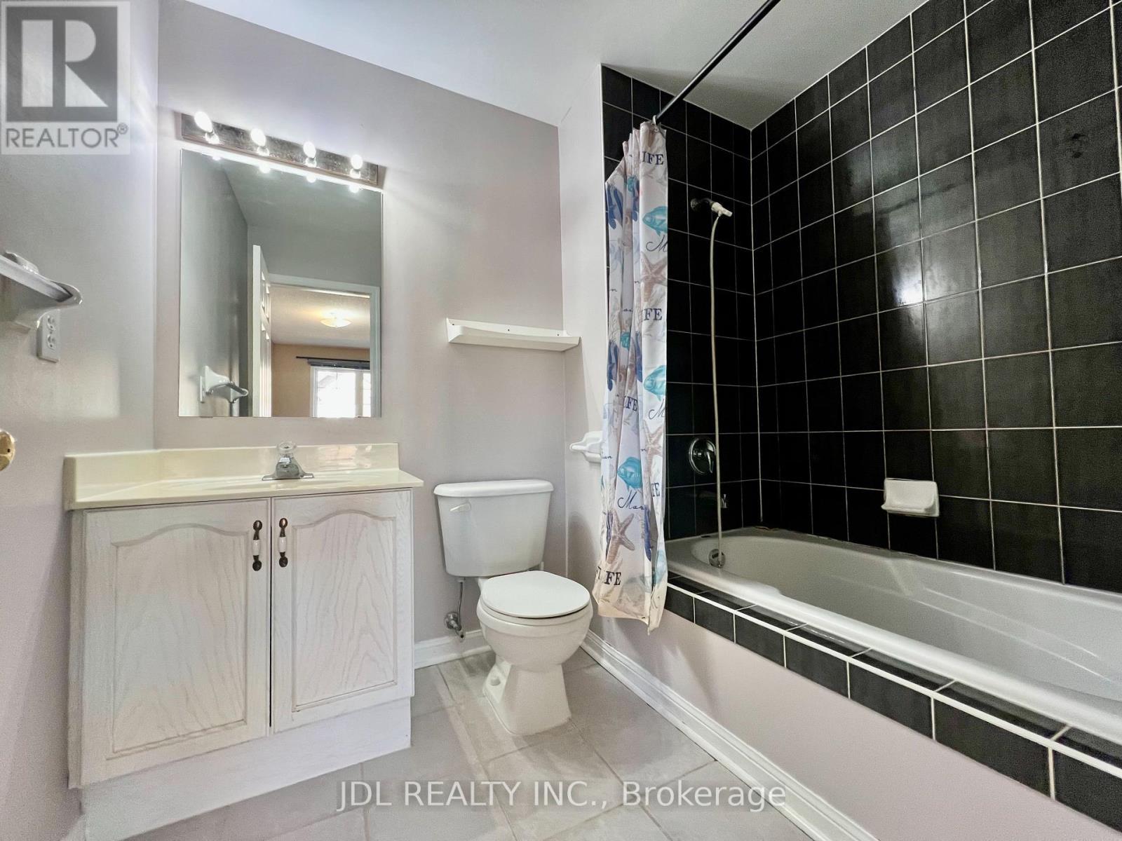 Ensuite 4 PC Bath on 3rd Floor - 26 - 10 Cox Boulevard, Markham, ON - Indoor Photo Showing Bathroom