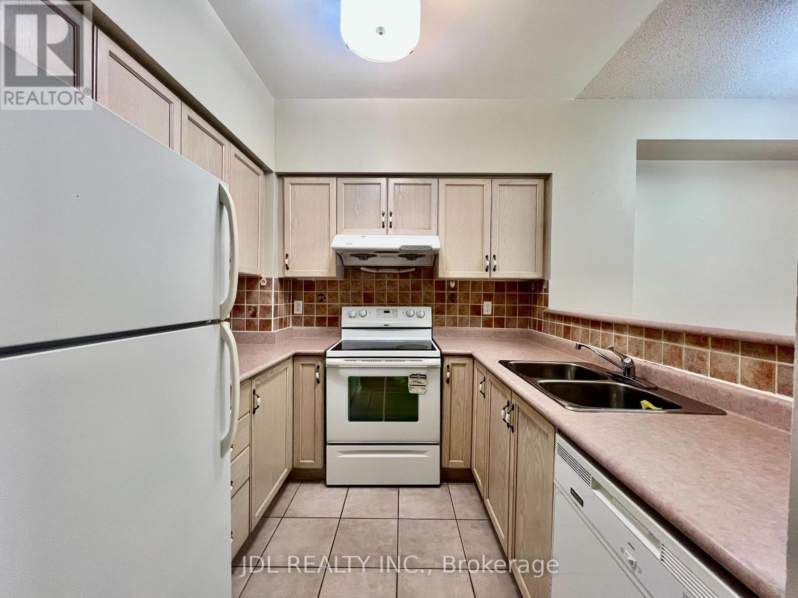 Full size kitchen - 26 - 10 Cox Boulevard, Markham, ON - Indoor Photo Showing Kitchen With Double Sink