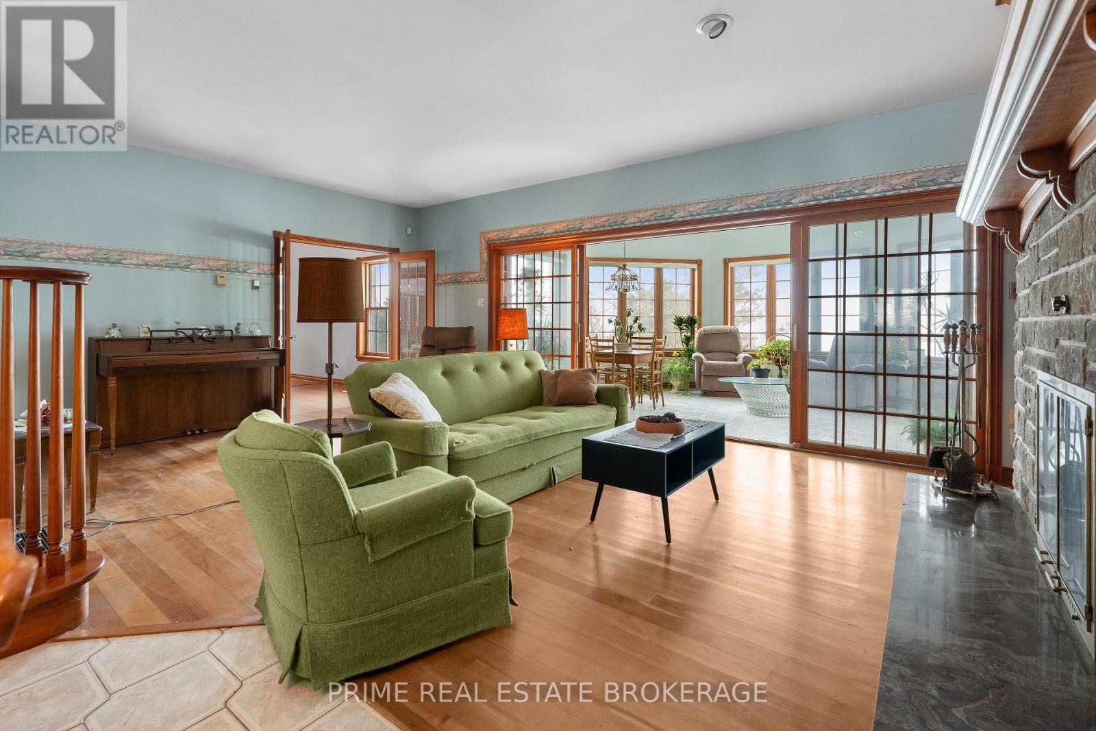 72797 Ravine Drive, Bluewater (Zurich), ON - Indoor Photo Showing Living Room