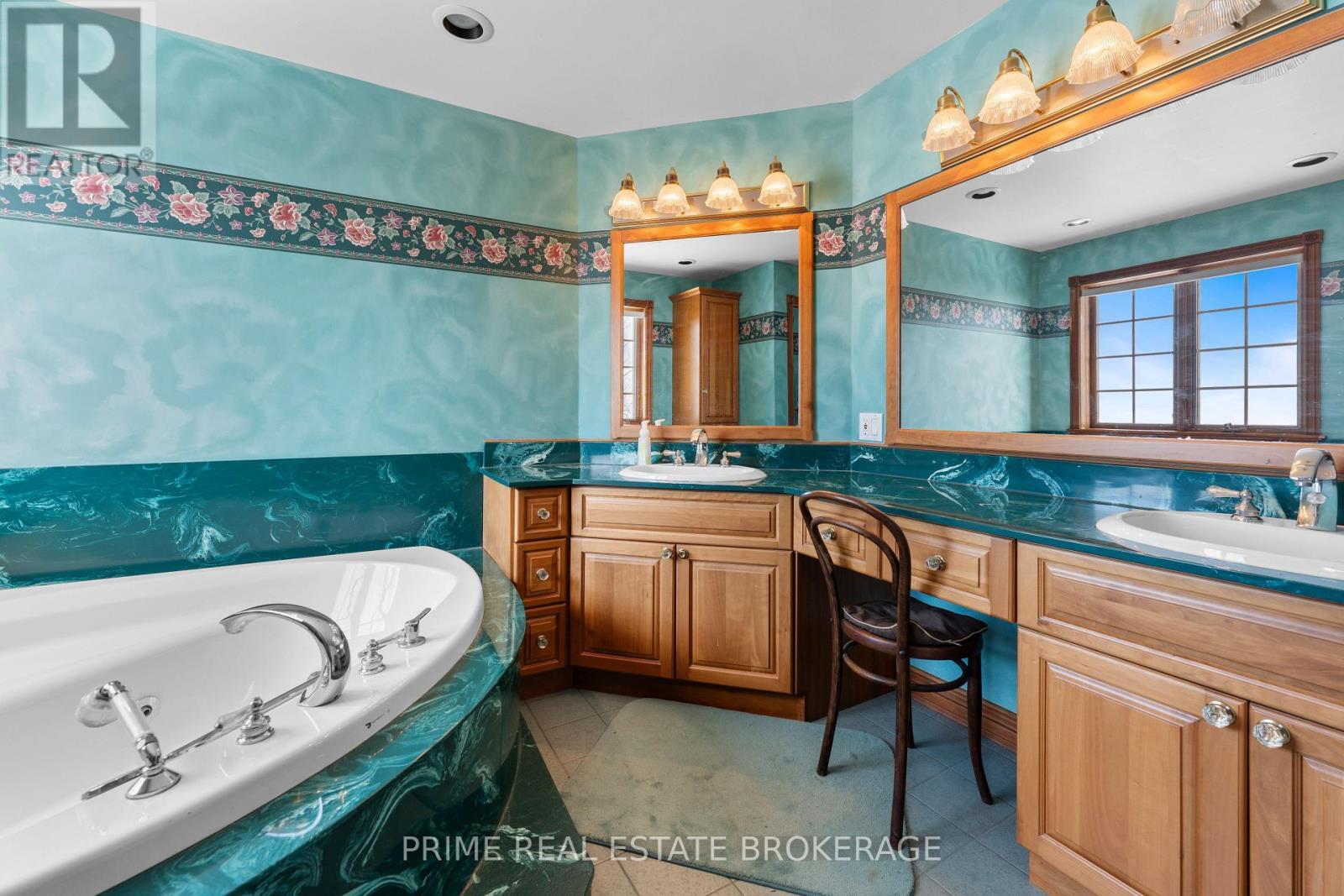 72797 Ravine Drive, Bluewater (Zurich), ON - Indoor Photo Showing Bathroom