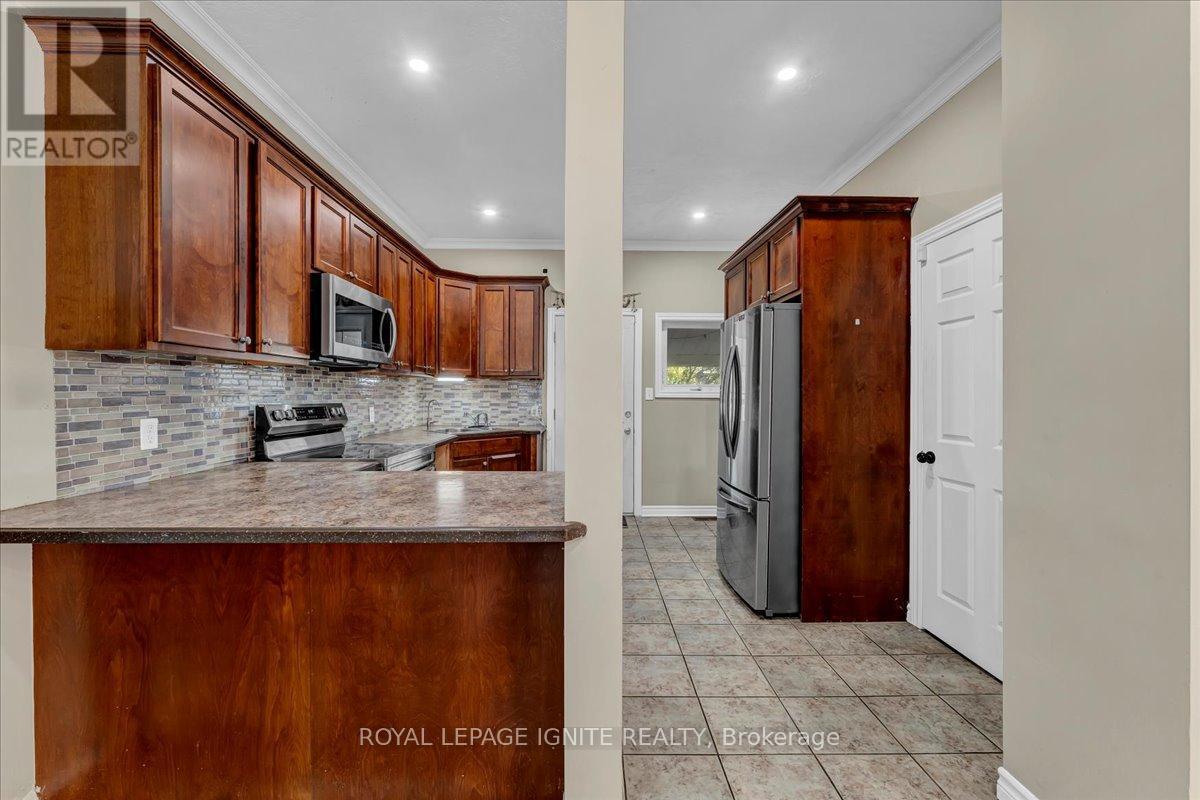 80 Albany Avenue, Hamilton, ON - Indoor Photo Showing Kitchen