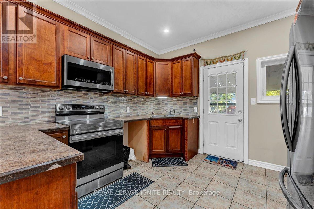 80 Albany Avenue, Hamilton, ON - Indoor Photo Showing Kitchen