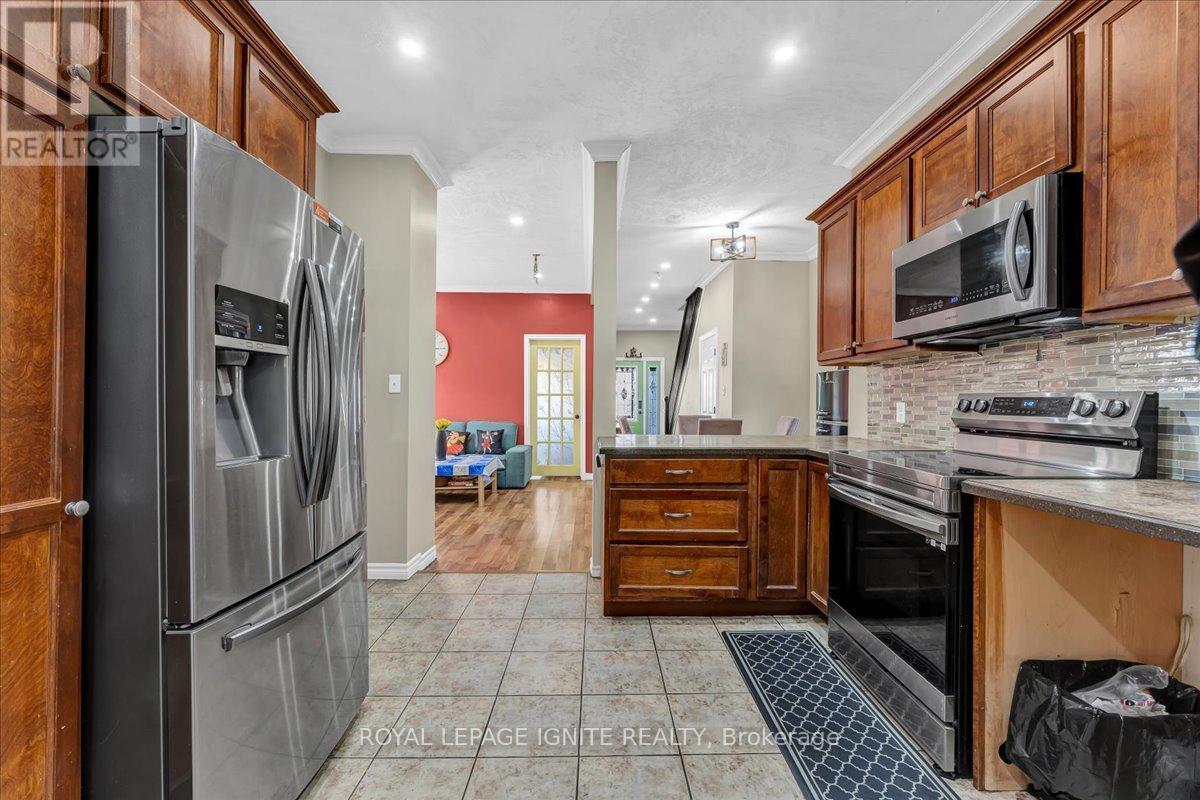 80 Albany Avenue, Hamilton, ON - Indoor Photo Showing Kitchen