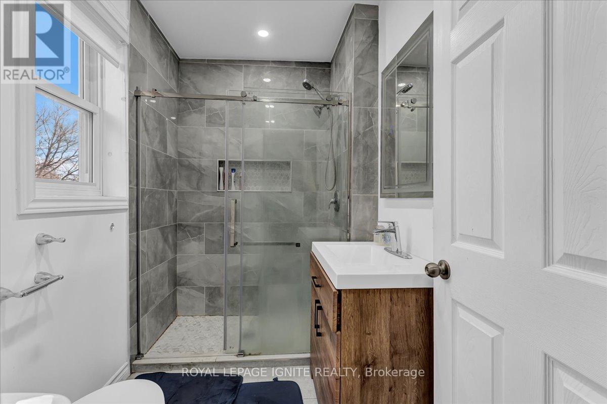 80 Albany Avenue, Hamilton, ON - Indoor Photo Showing Bathroom